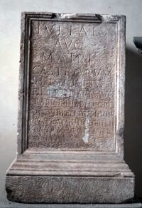 Base dedicata a Iulia Domna