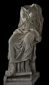 Statua femminile seduta