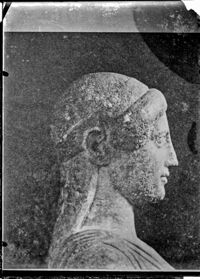 Statuetta femminile tardo arcaica