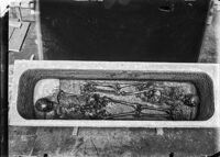 Sarcofago marmoreo aperto con due scheletri