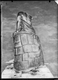 Statua di ninfa seduta su roccia