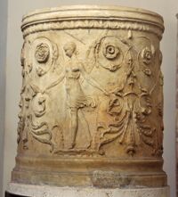 Base cilindrica con danzatrici