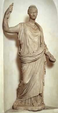 Statua femminile panneggiata