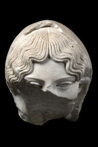 Testa femminile velata: tipo Sosandra