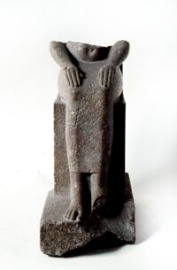 Frammento di statua seduta