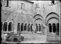 Chiostro dell'Abbazia di Valvisciolo (LT).