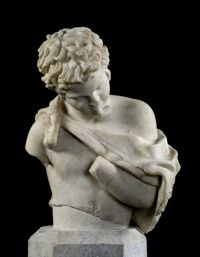 Busto di satiro che suona il flauto