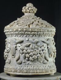 Urna cineraria con bucrani e ghirlande