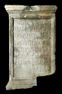 Base con dedica del Prefetto dell'Annona all'imperatore Costante
