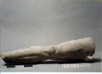 statua maschile/ gamba