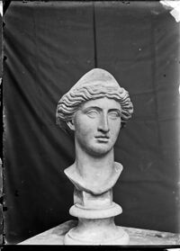 Testa un tempo sulla statua seduta Giustiniani