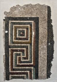 Soglia con mosaico a svastiche e quadrati