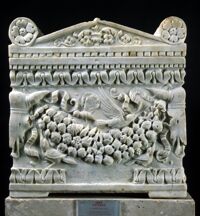 Urna cineraria con bucrani e ghirlande