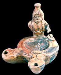 Lucerna con Athena e divinità isiache