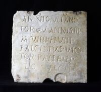 Lastra sepolcrale di Annius Iulianus