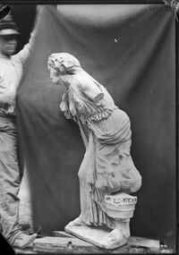 Statua di vecchia donna al mercato