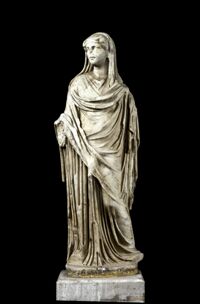 Statuetta di attore travestito da donna