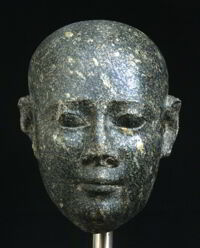 Testa di statua egizia