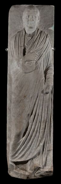 Stele funeraria con togato