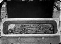 Sarcofago marmoreo con due scheletri