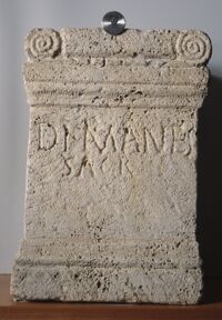 Ara dedicata agli Dei Mani